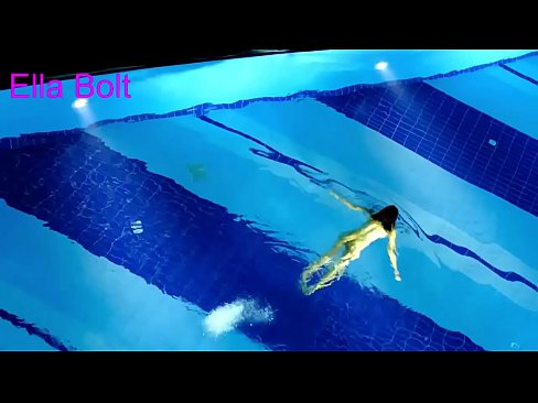 ❤️ Handikwanise kumira kuona, mudiki blonde akabatwa achishambira asina kupfeka muELLA BOLT resort pool Zvinonyadzisira ❌